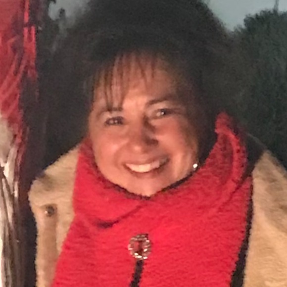 Meet your Posher, Gloria - Picture 2 of 2